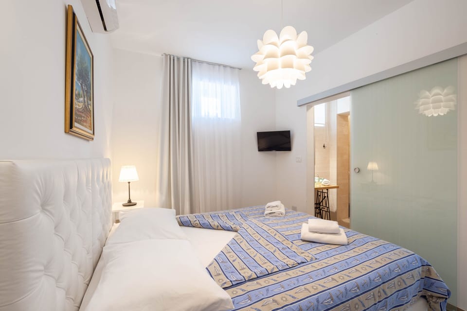 Bedroom 3 - private bathroom, shower. Air conditioner. TV & wifi.
