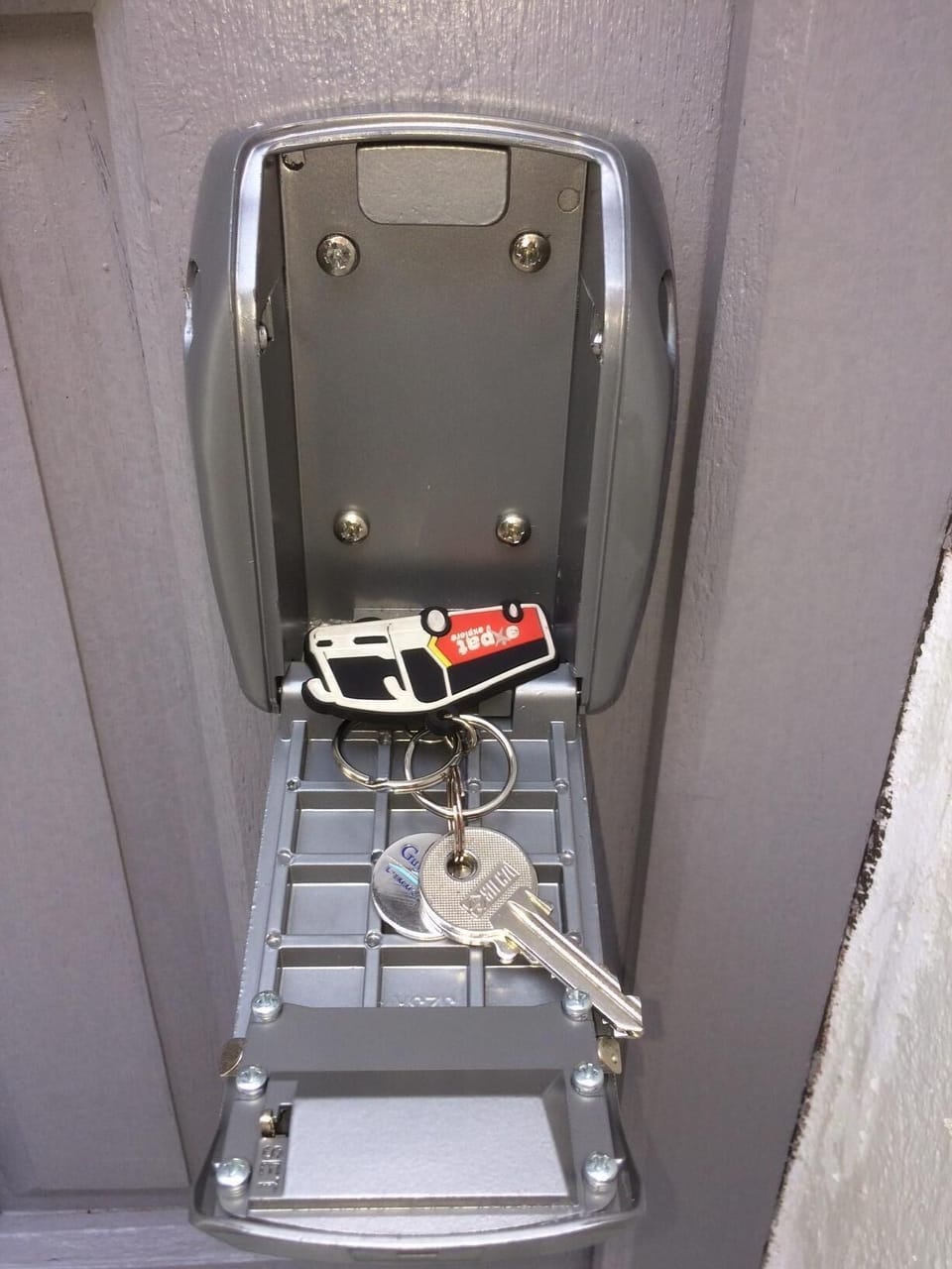Get your keys here and check in. Please return your keys here when you leave.