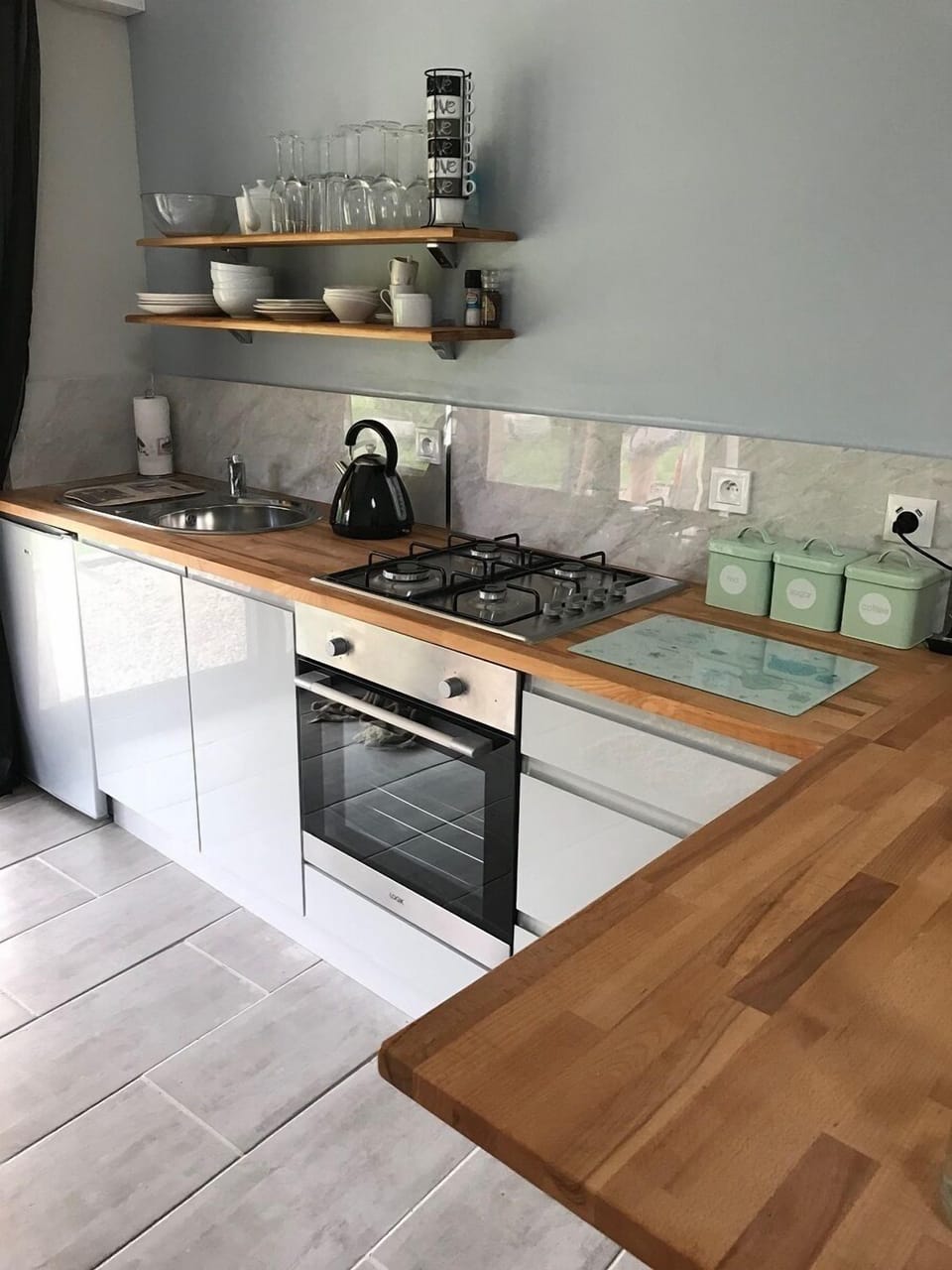 Full kitchen with breakfast bar 