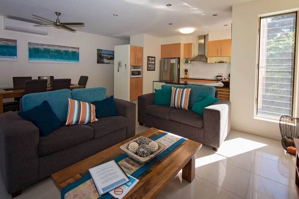 Beach House Apartment No 7 - Living room seating, dining table and kitchen. 