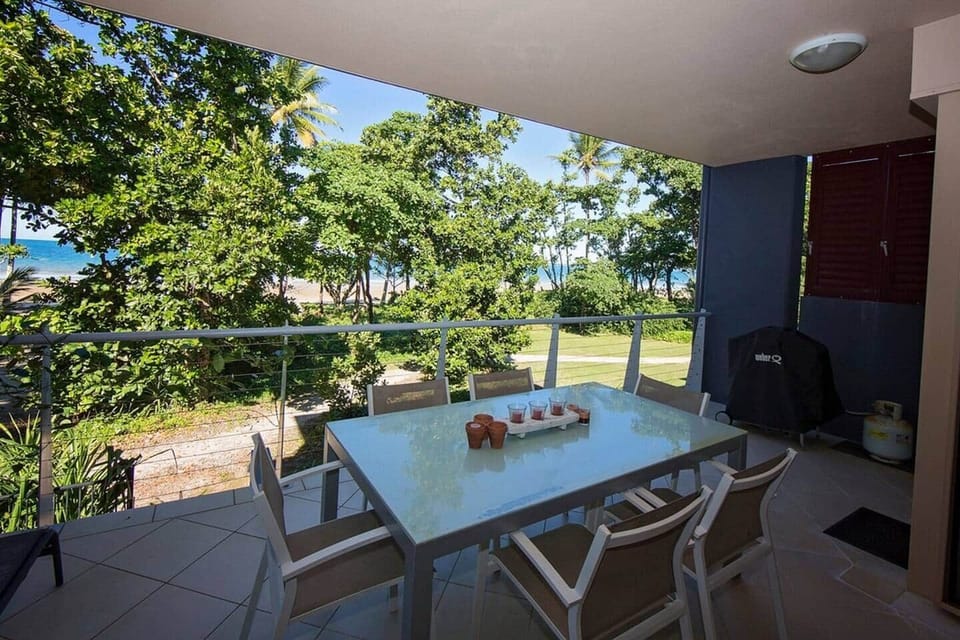 Beach House Apartment No 7 - Beachside patio with BBQ and dinning table.