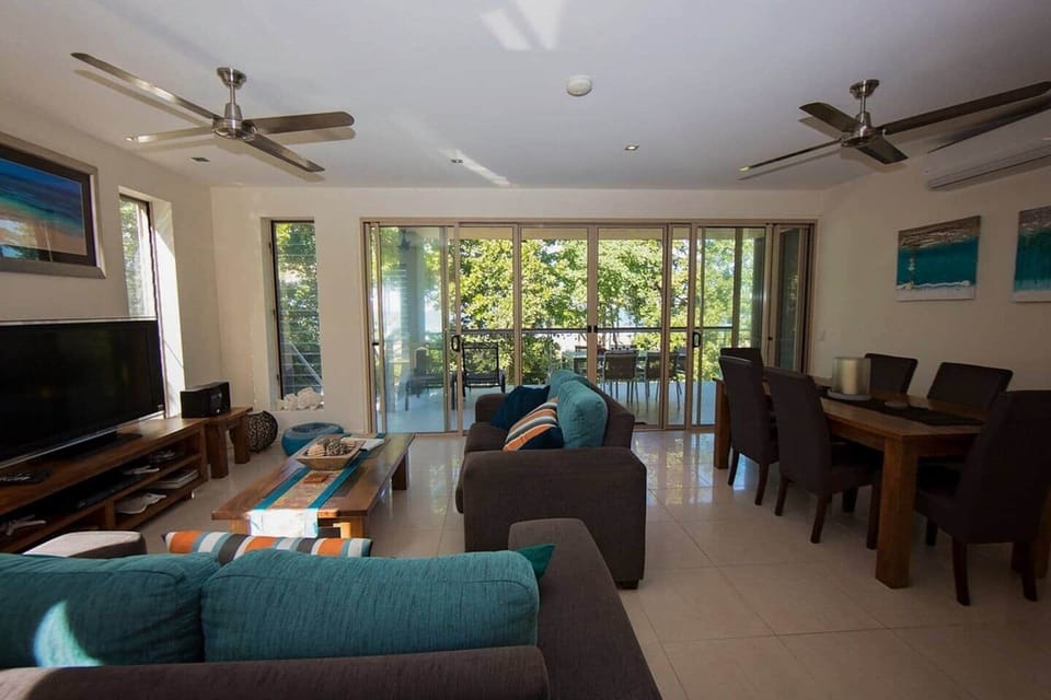 Beach House Apartment No 7 - Living room with access to beachside patio that over looks the beach. 