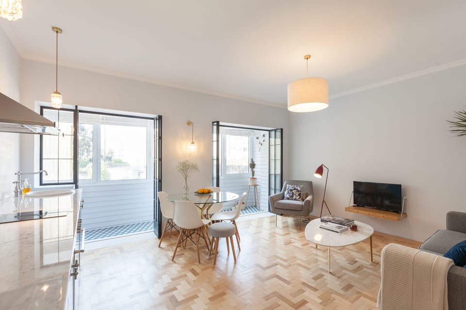 Open Kitchen / Dining Area