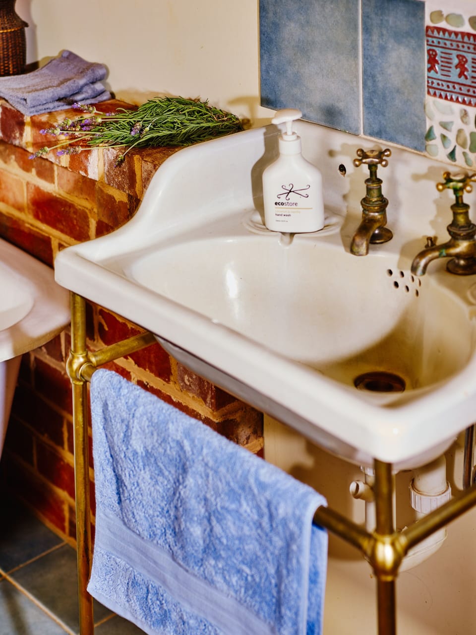 old-fashioned touches in the bathroom...