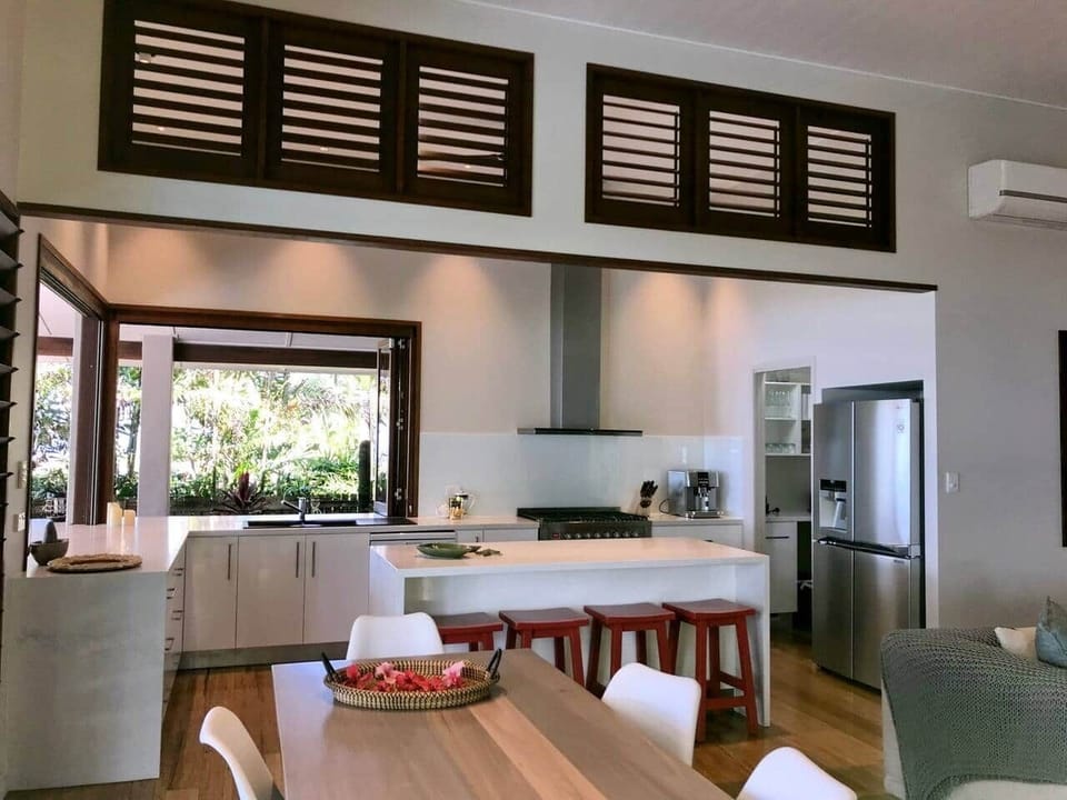 The Artist House - Dining to Kitchen