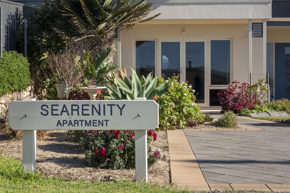 Self contained luxury Holiday Apartment on the lower level of our 2storey home.