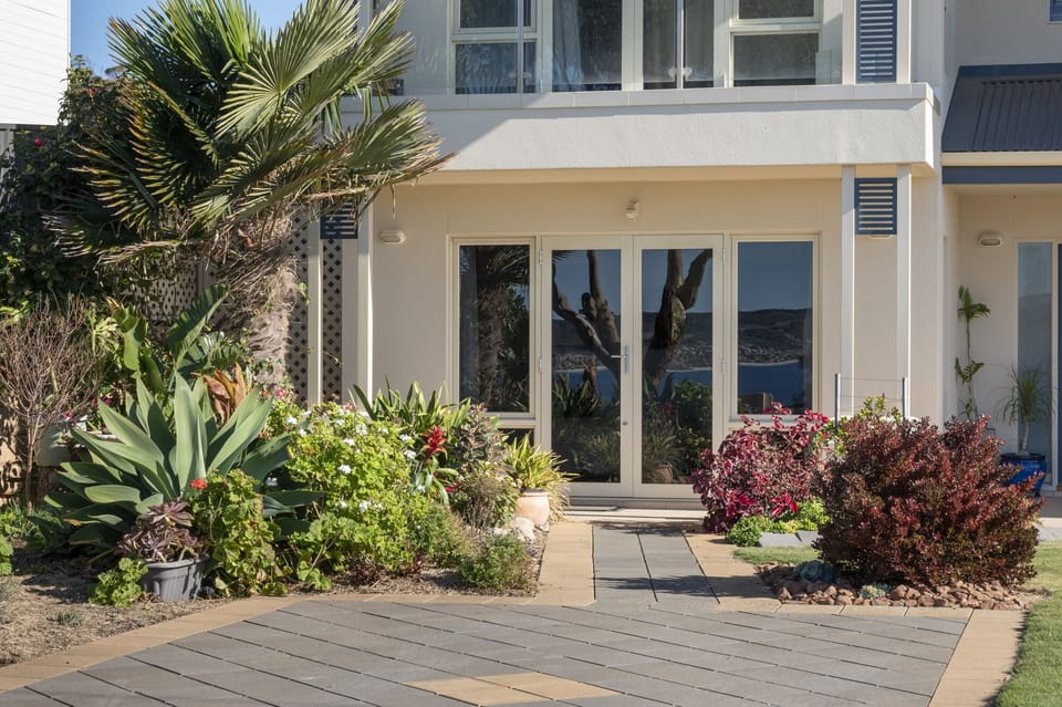 Self contained luxury Holiday Apartment on the lower level of our 2storey home.