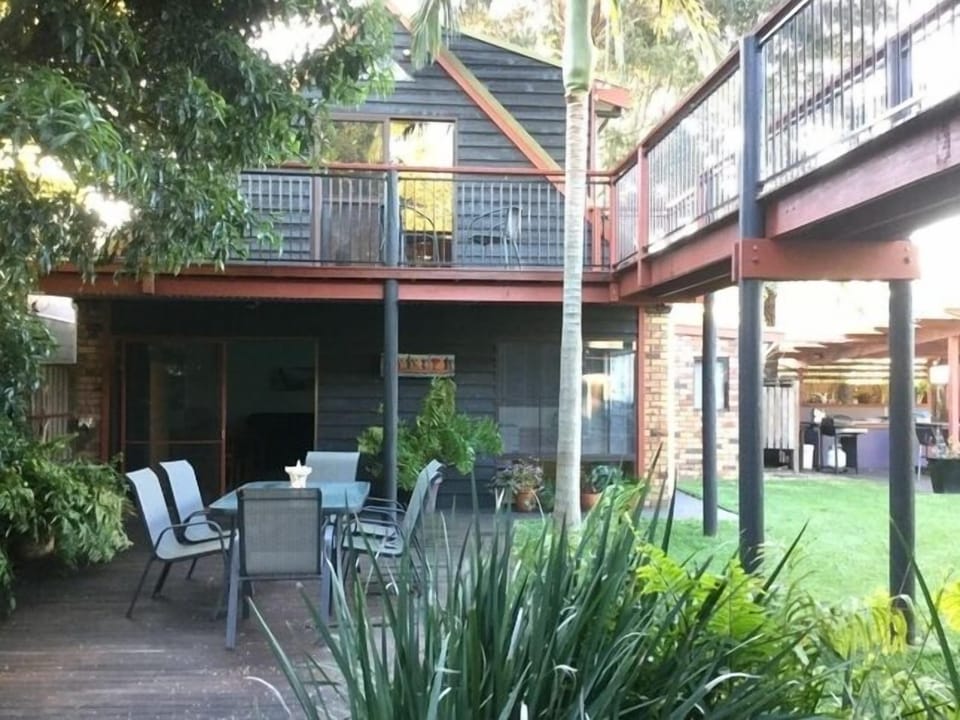 private accom with deck, outdoor kitchen & BBQ + outdoor hot/cold shower