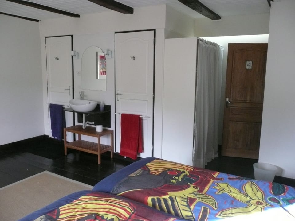 room 4 
all rooms have private bath and shower