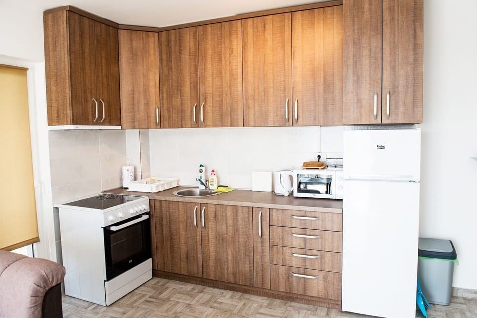 Fully equipped custom made kitchen 