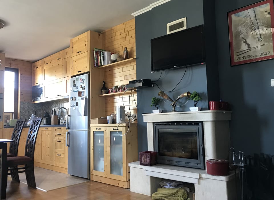 Fireplace, Smart TV and kitchen.
