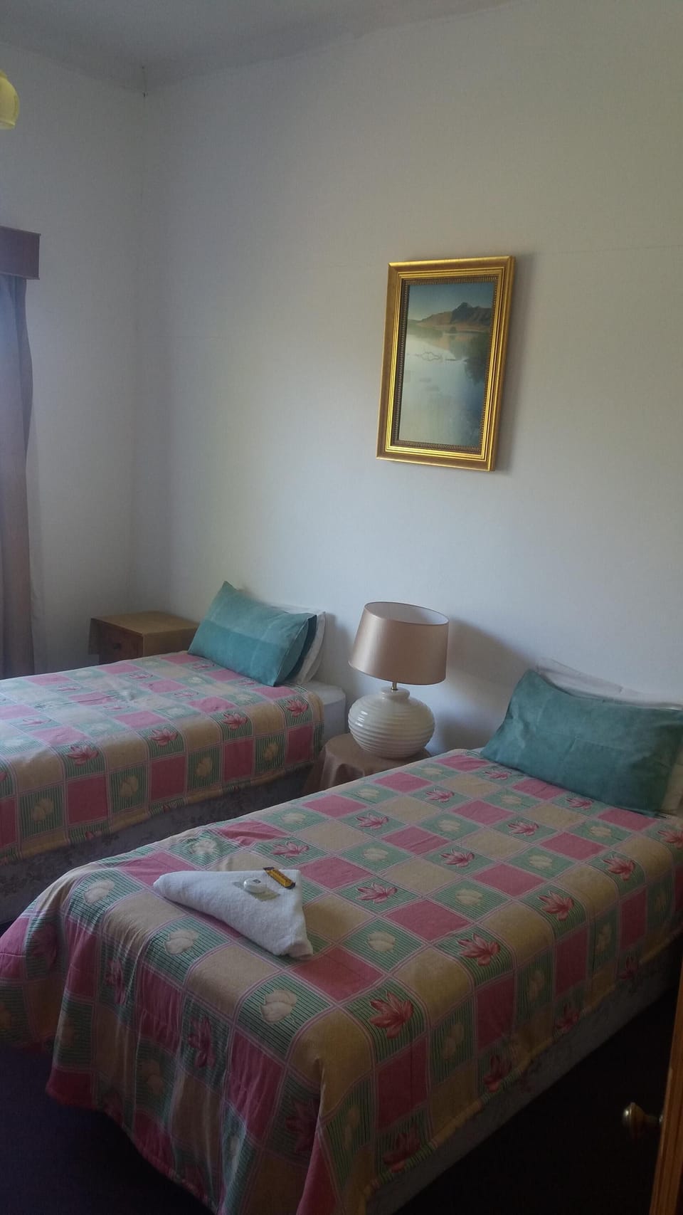Lily room 2 single beds and en suite bathroom no tv