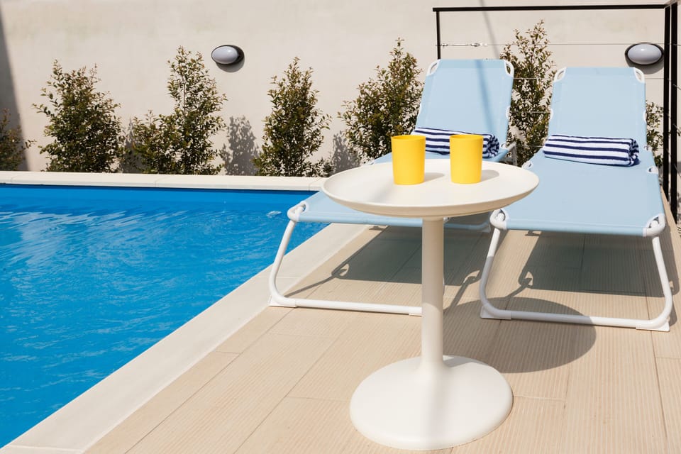 Gorgeous swimming pool and garden area