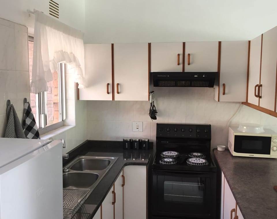 Fully equipped kitchentte with stove/oven/microwave/fridge etc.