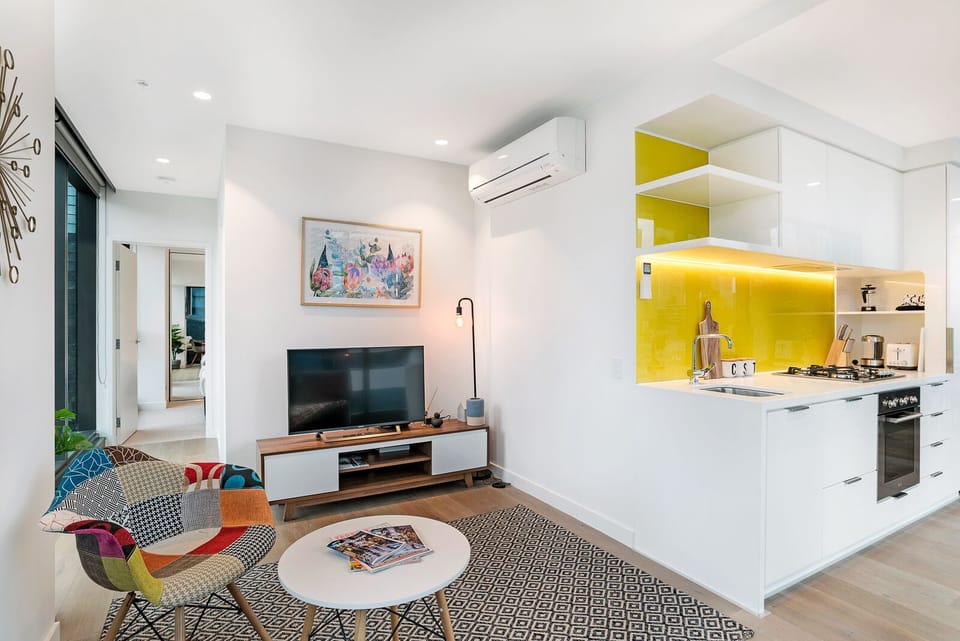 Living Room - Hallway to Bedroom (Left)
