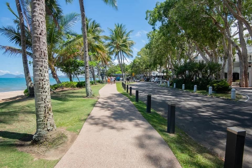A short stroll from the Esplanade, you'll have dozens of restaurants and cafes to choose from on your doorstep.