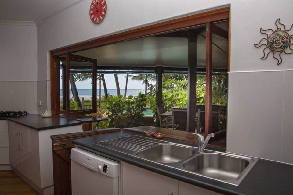 Gecko's Cottage - Kitchen to veranda