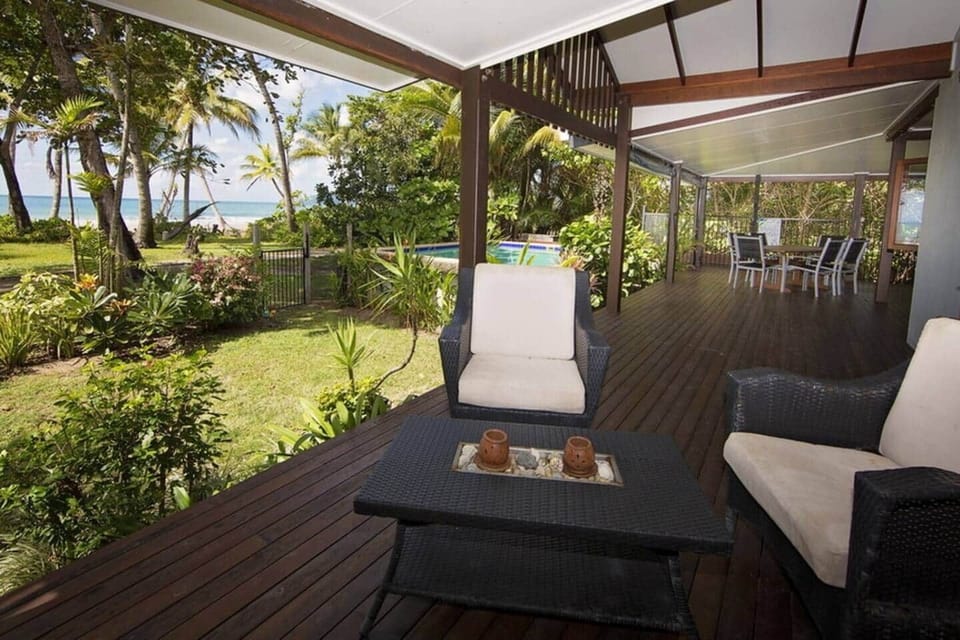 Gecko's Cottage - Veranda to beach