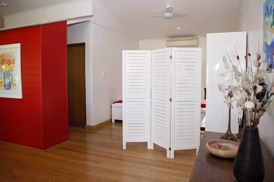 Gecko's Cottage - Open living twin room view