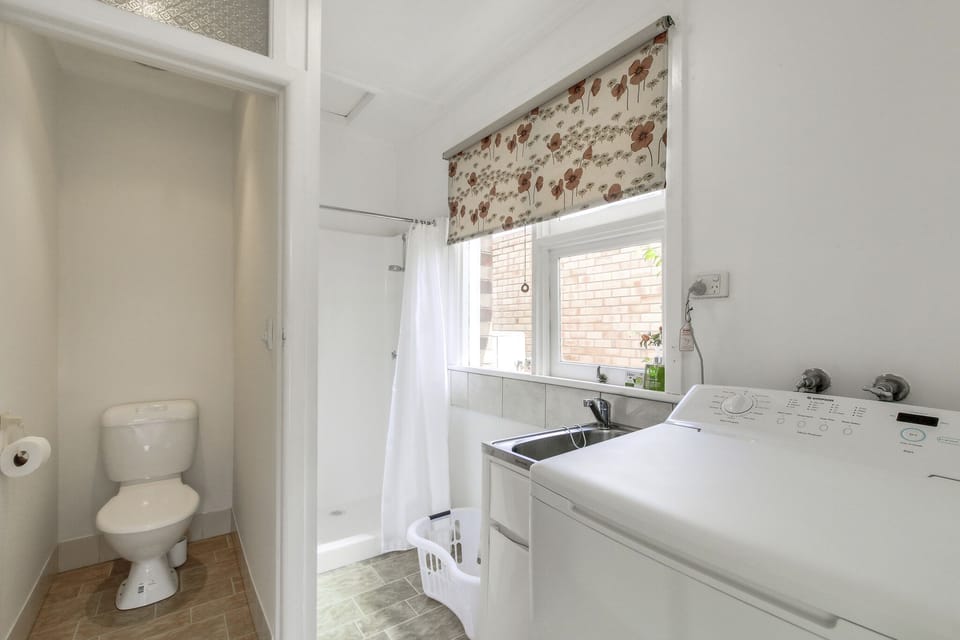 2nd bathroom/laundry 