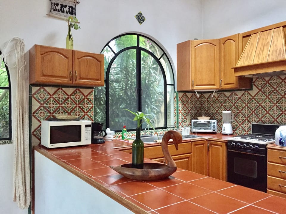 Fully equipped kitchen/ Cocina totalmente equipada.