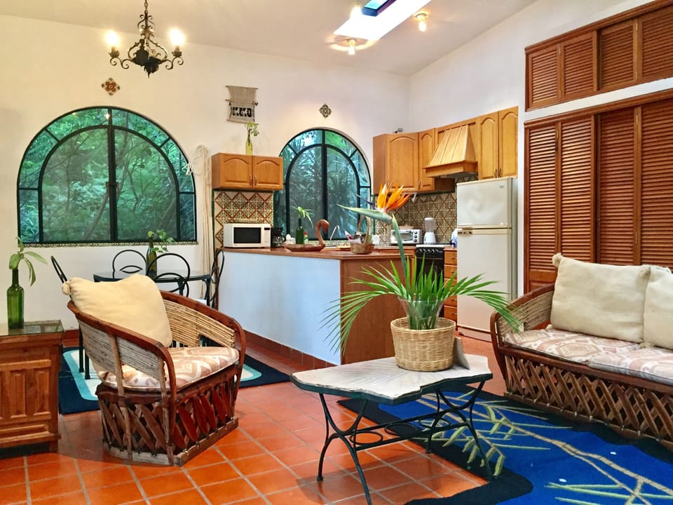 View from living area towards kitchen/Vista desde la sala hacia la cocina.
