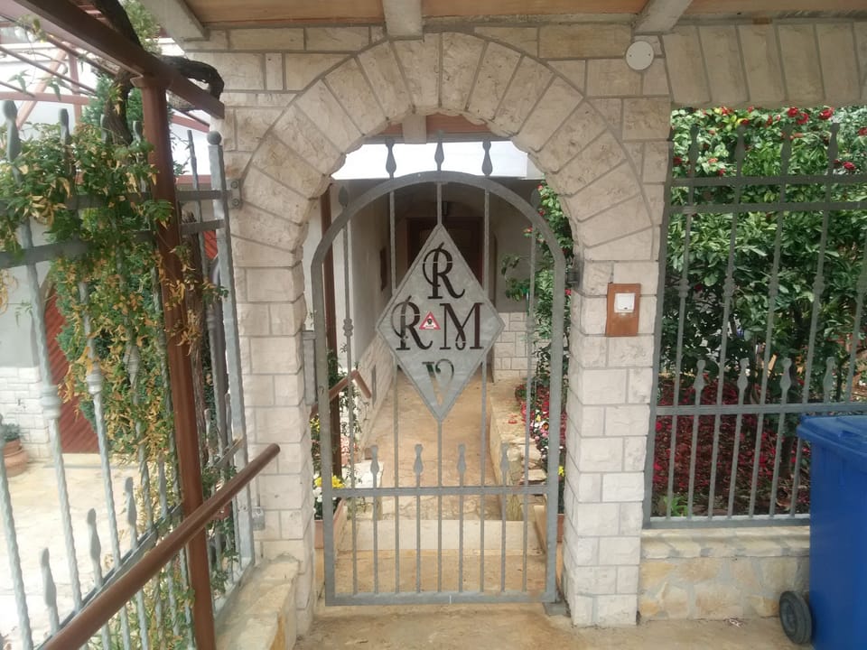 Entrance door to the yard of the villa with the initials of the owner (Rukonic, Ronina, Mario, Vesna)