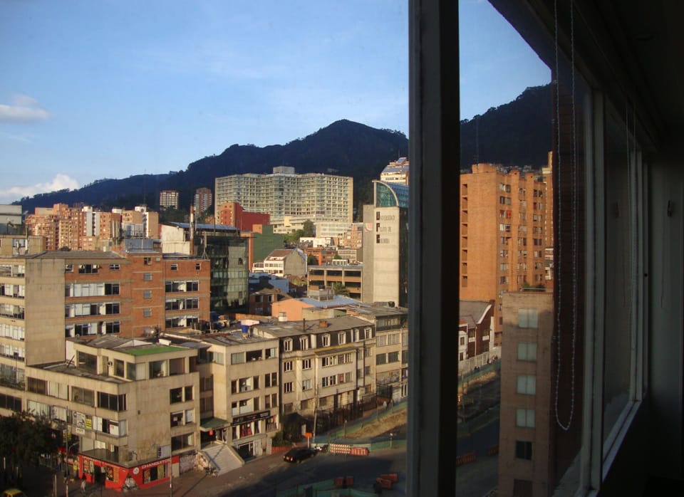 View towards the eastern hills.
Vista hacia los cerros orientales
