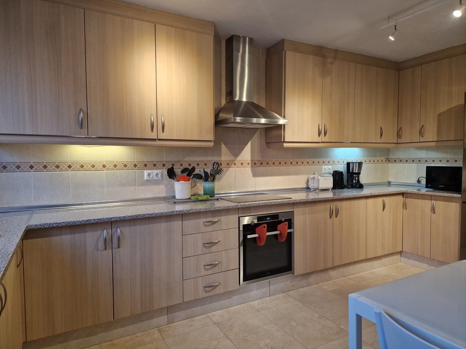 Large kitchen, fully equipped.