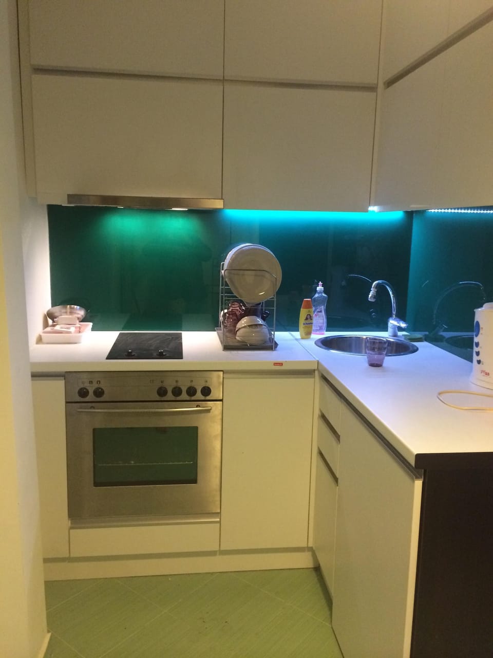 Compact kitchen equipped with everything you need to cook.