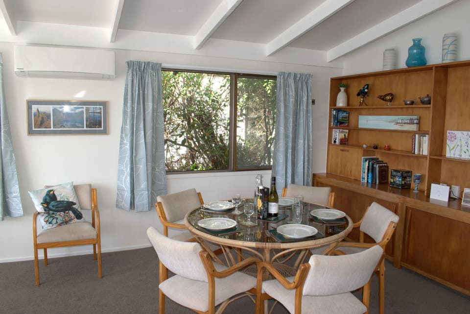 Dining area at the rear of the lounge (6 seats)