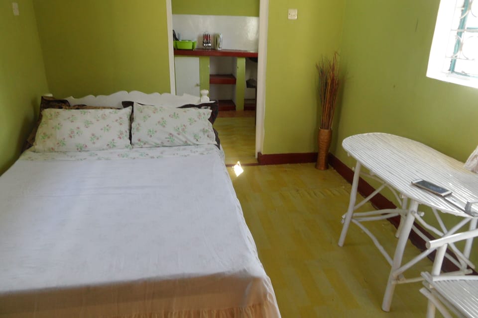 The bed... accommodates 2
