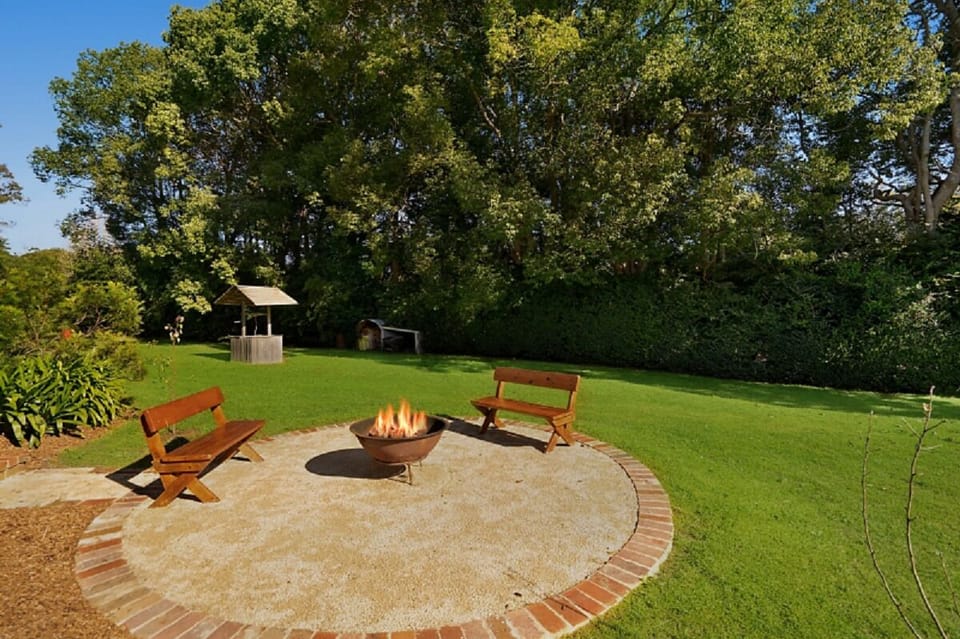 Outdoor fire pit