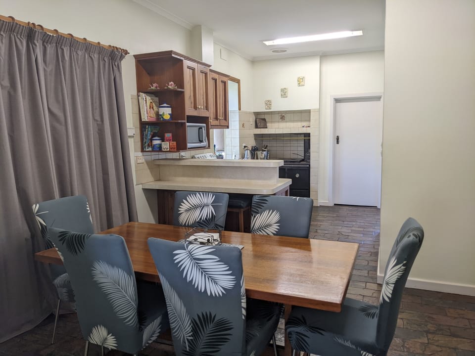 Dining/Indoor Eating