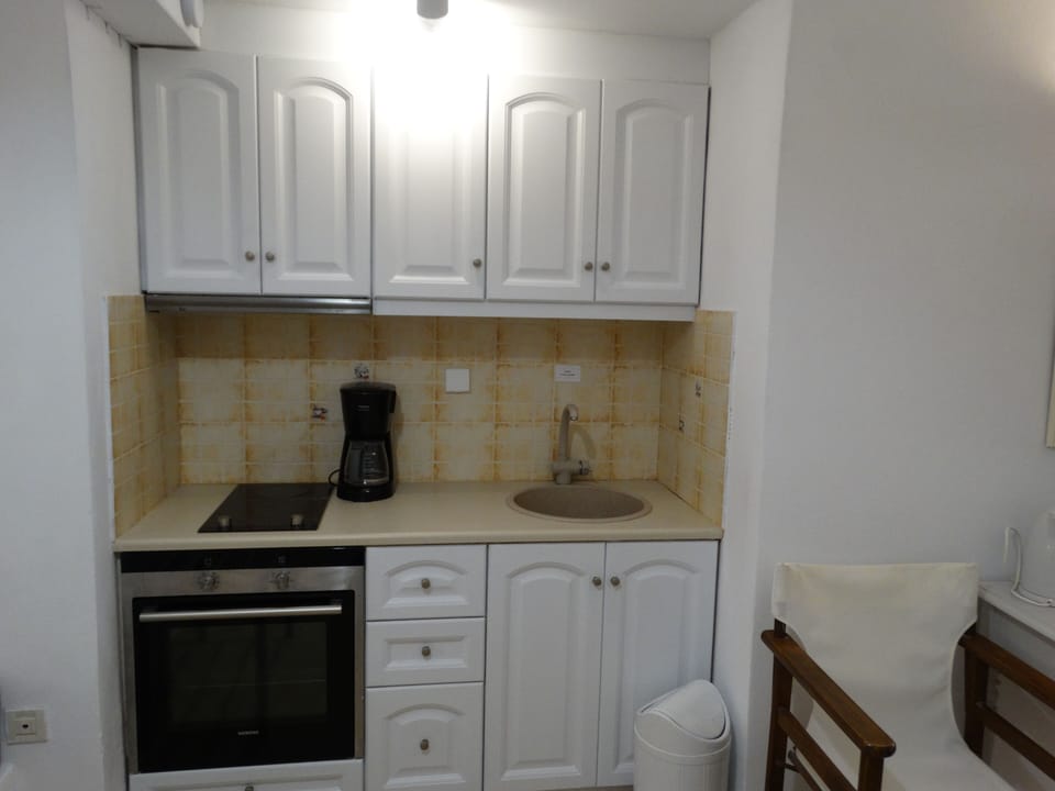 Fully equipped kitchen with eoven, ceramic hob, coffee maker, espresso machine.