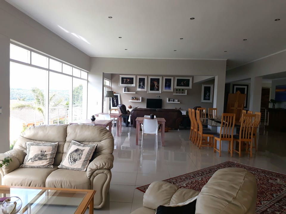 Lounge and breakfast area