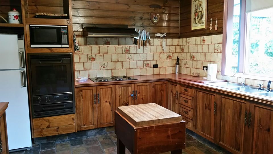 Full Kitchen with Fridge, Micowave and Oven & Stovetop