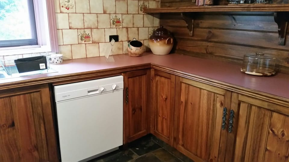 Full Kitchen with dishwasher