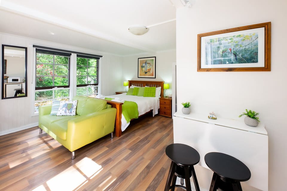 Garden Suite Kitchenette and breakfast nook
