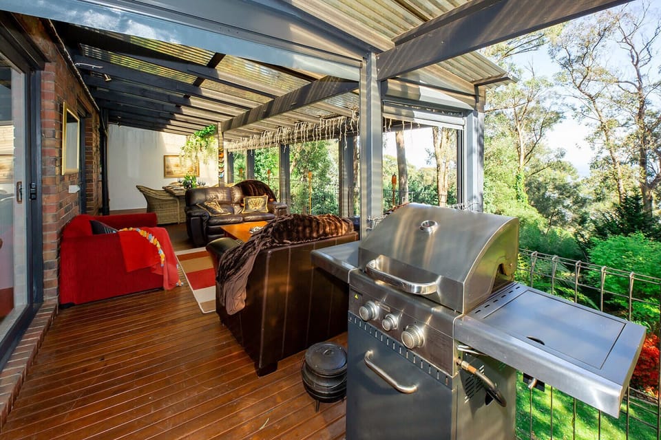Common area for guest on deck, with BBQ facilities