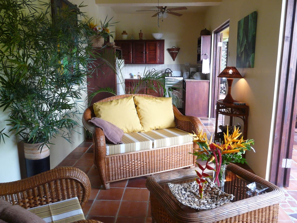 Comfortable living room with Cable TV