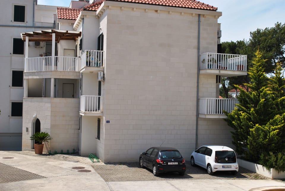 Facade and parking 