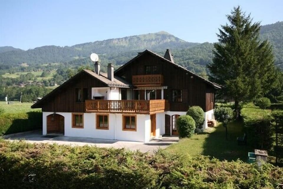 Beautiful Summer setting. Less than a 2 minute walk to the outdoor pool & lakes