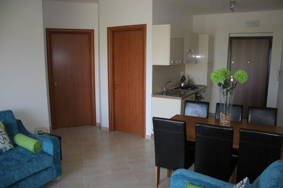 Spacious kitchen dining area seats 6