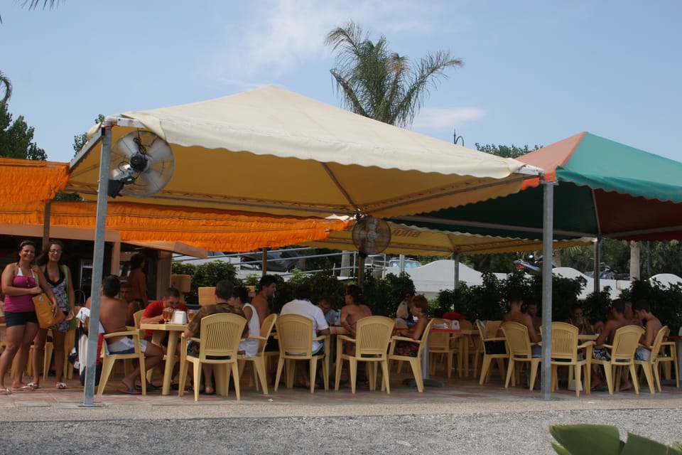 Busy pizzeria at beach