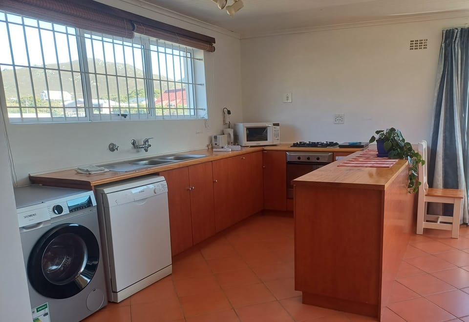 Fully equipped kitchen with dishwasher and washing mashine. 