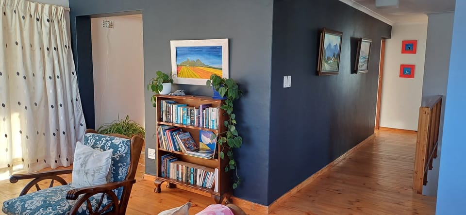 Top floor with living room, TV room, main bedroom and main bathroom. 