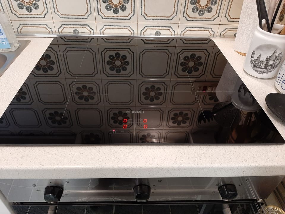 Kitchen: Bosch induction hob (4 cooking zones)