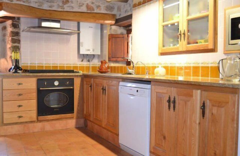 The very charming kitchen is great and very well equipped
