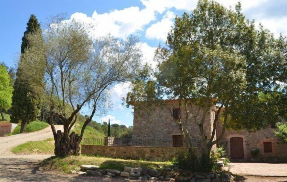 This beautiful house is surrounded by wonderful scenery and has an amazing view